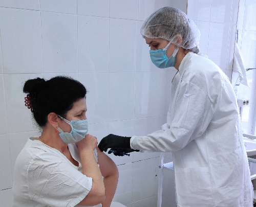 В больнице имени Н.В. Соловьева началась ревакцинация сотрудников против COVID-19